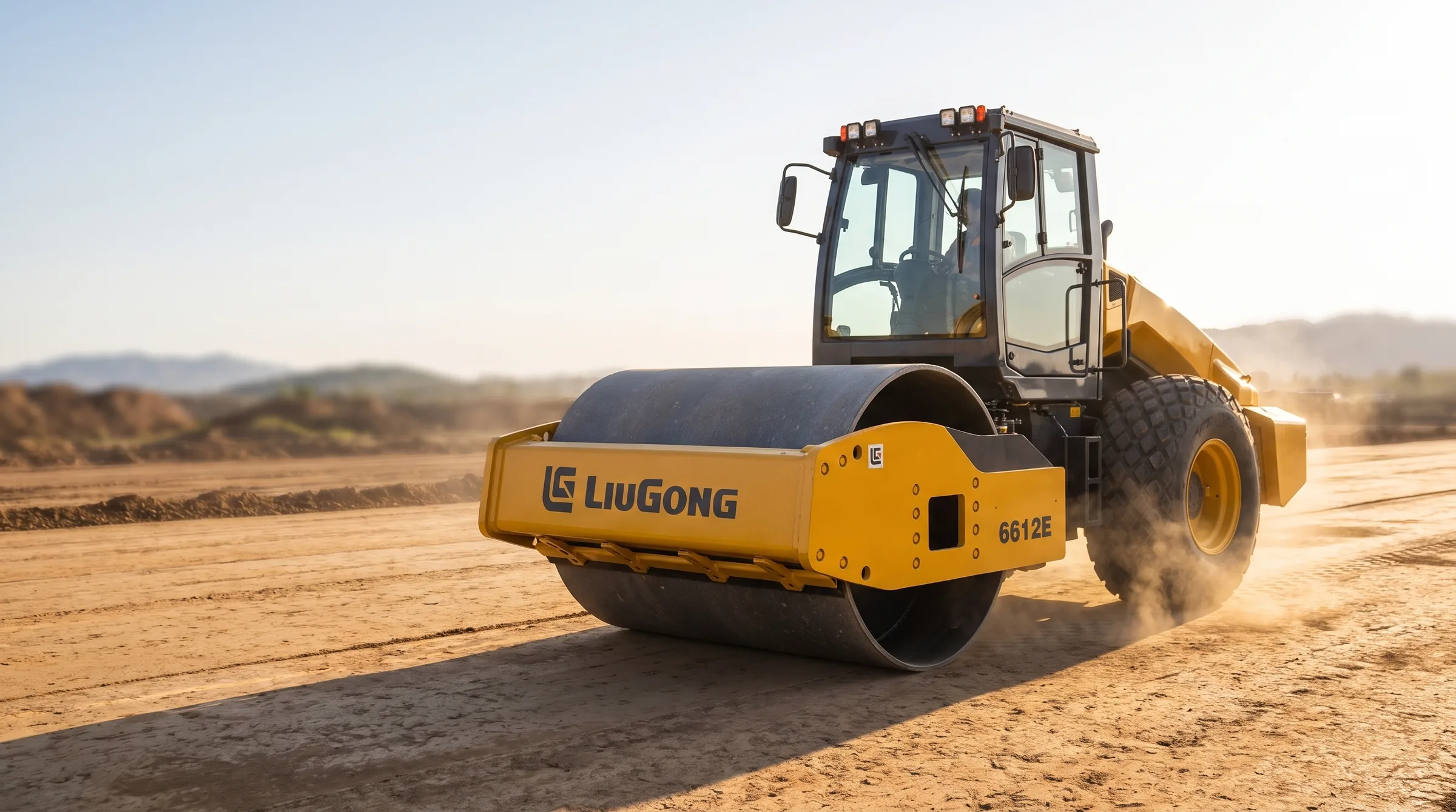 Rolo compactador LiuGong 6612E compactando a base de uma rodovia em construção