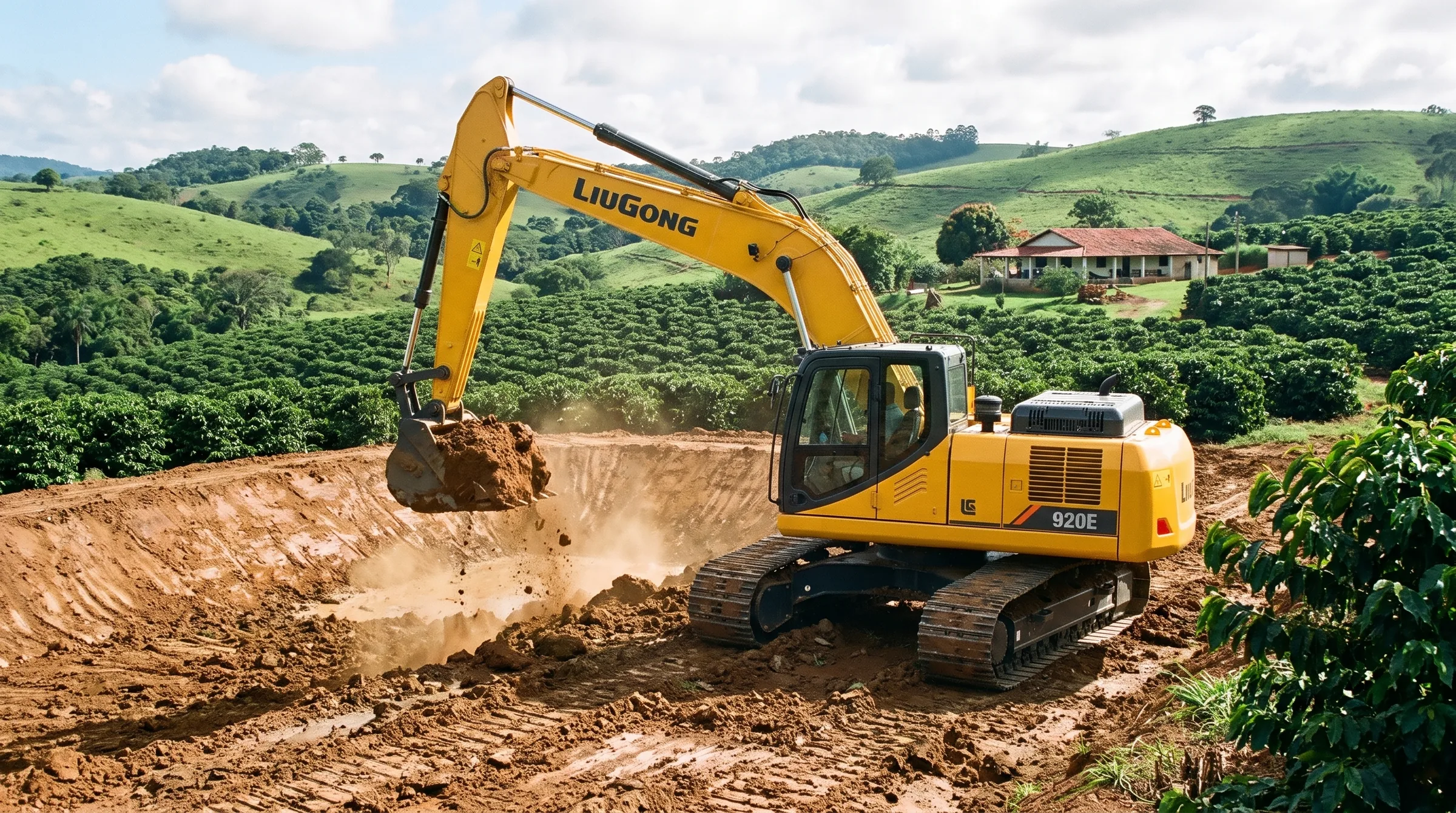 Excavadora LiuGong 920E excavando un reservorio en una finca de café