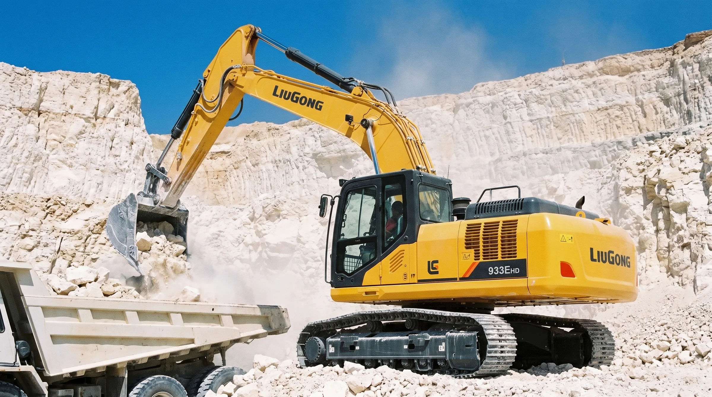 Excavadora LiuGong 933EHD cargando caliza en una cantera blanca