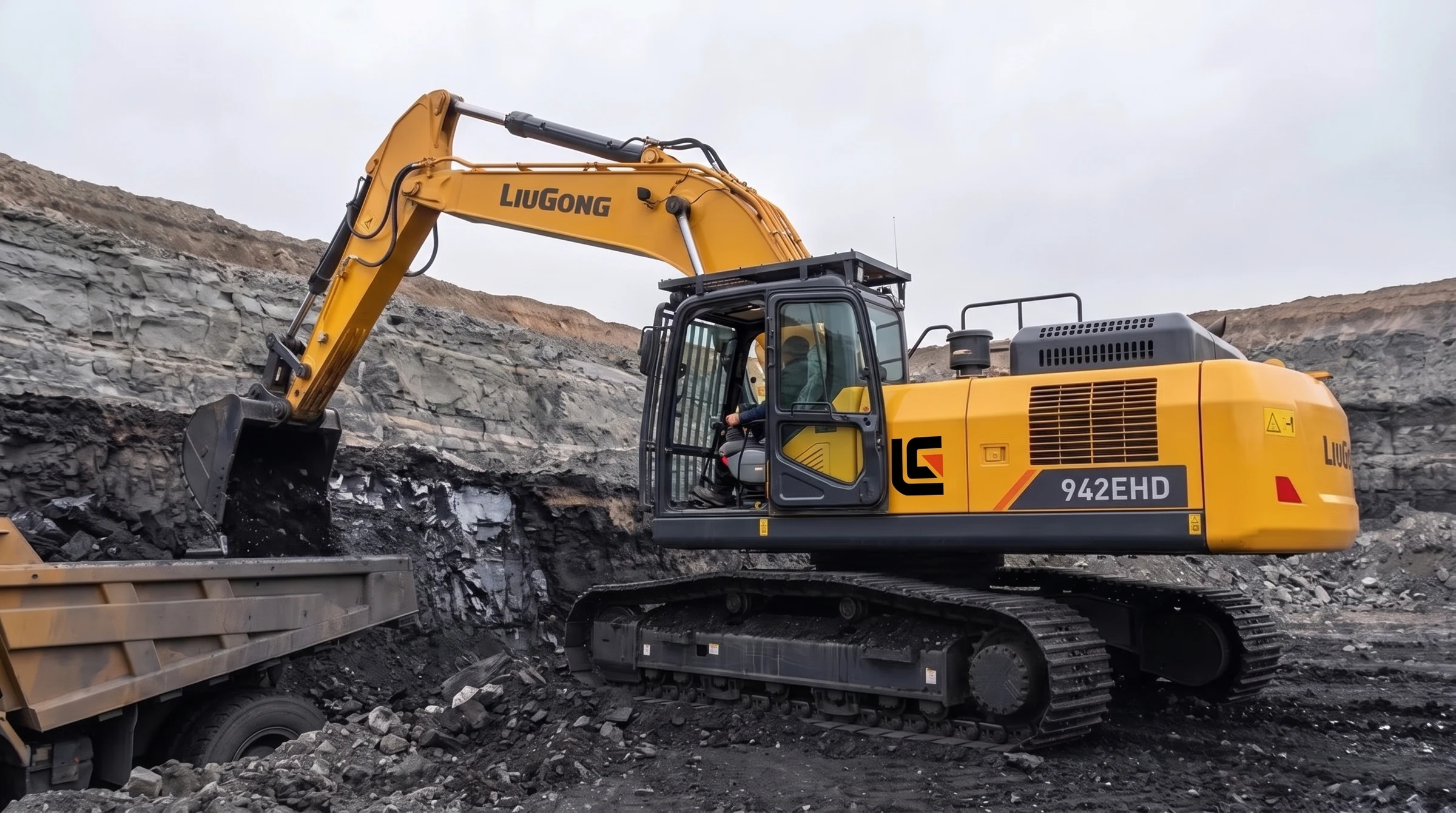 Excavadora LiuGong 942EHD excavando un manto de carbón a cielo abierto
