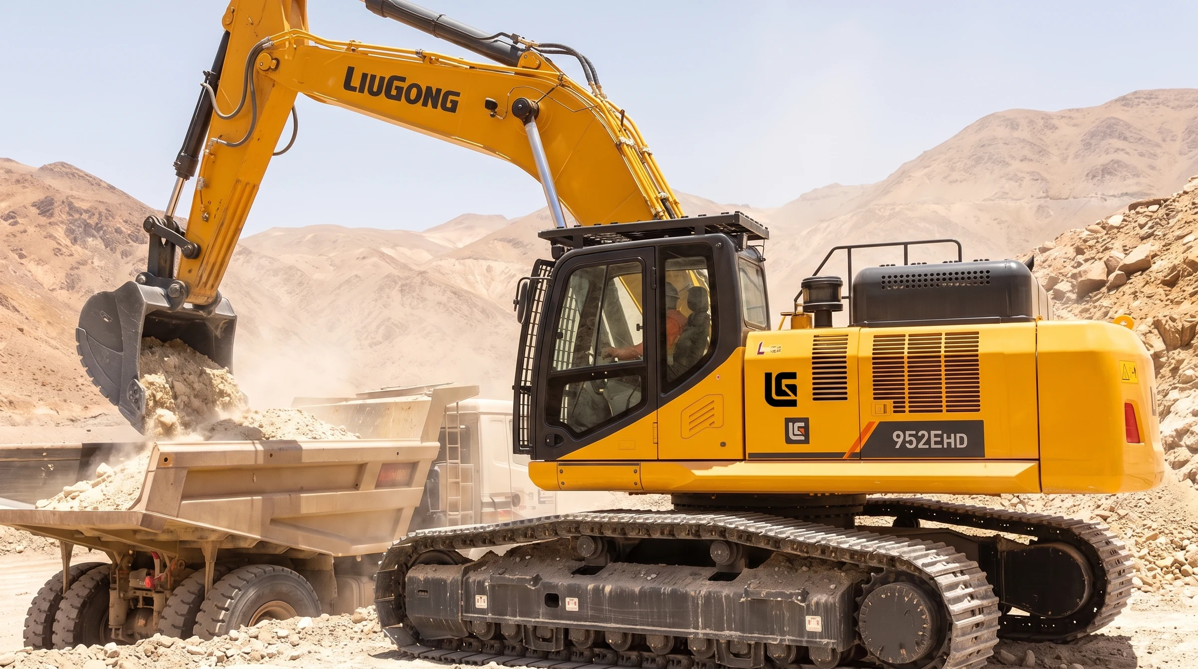 Excavadora LiuGong 952EHD cargando mineral en una mina de oro del desierto