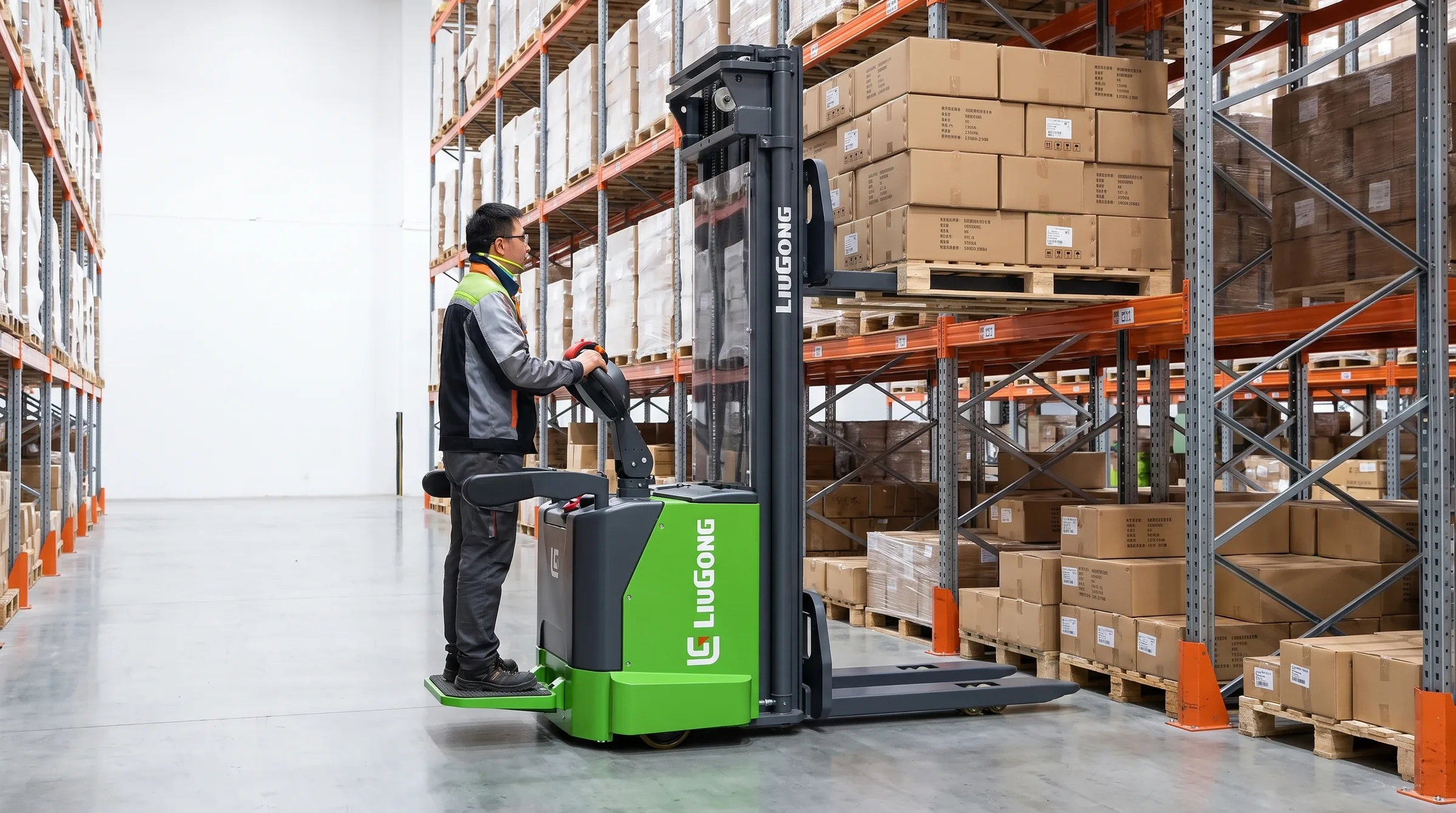 Apilador eléctrico LiuGong CDD20-EHT-J colocando un palet en una estantería de almacén