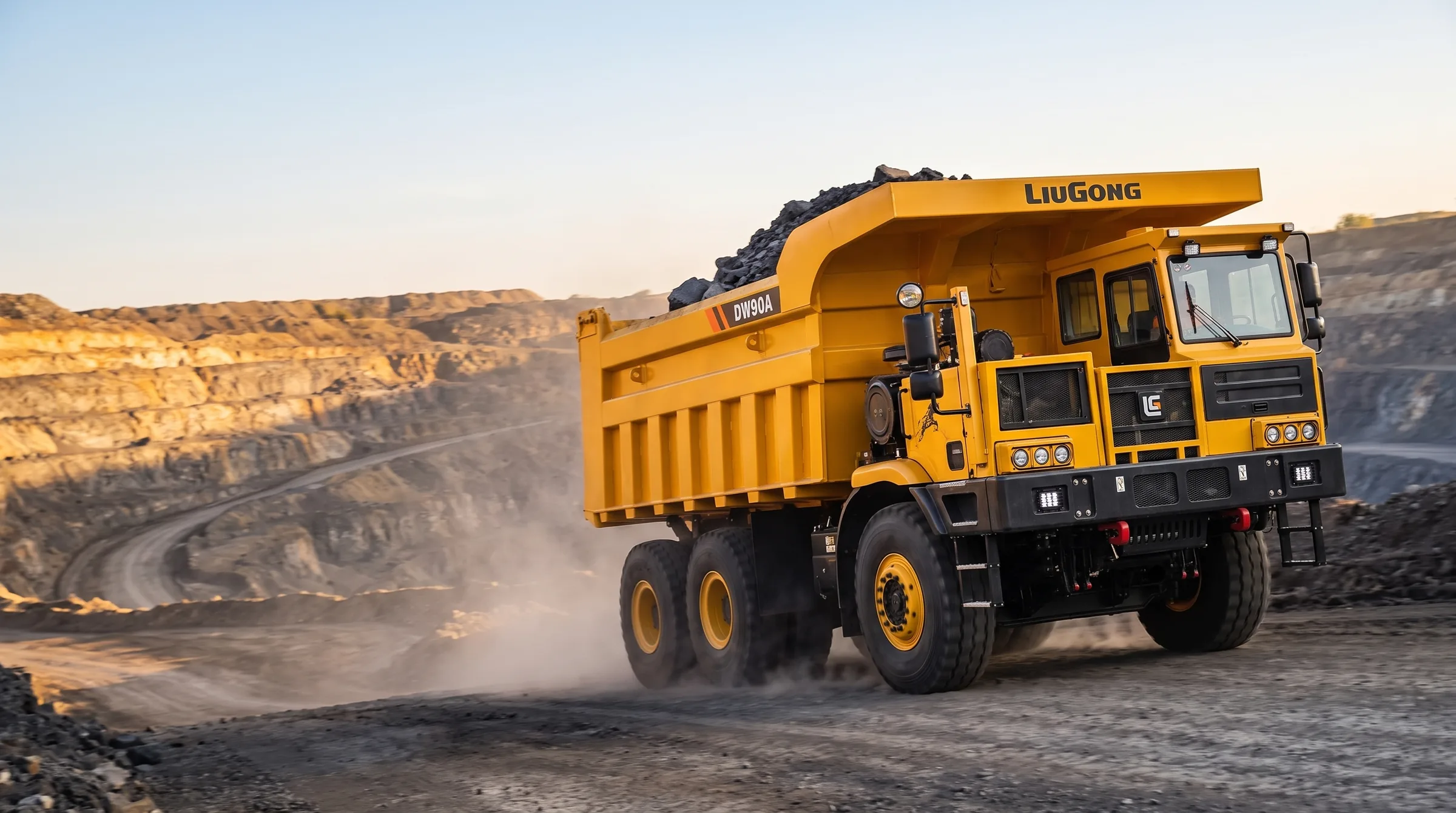 Caminhão de mineração LiuGong DW90A carregado subindo a rampa de uma mina a céu aberto