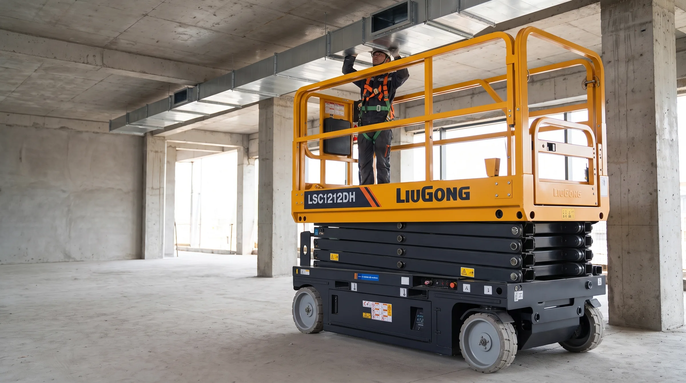 Plataforma tesoura LiuGong LSC1212DH com a plataforma erguida em uma obra interna