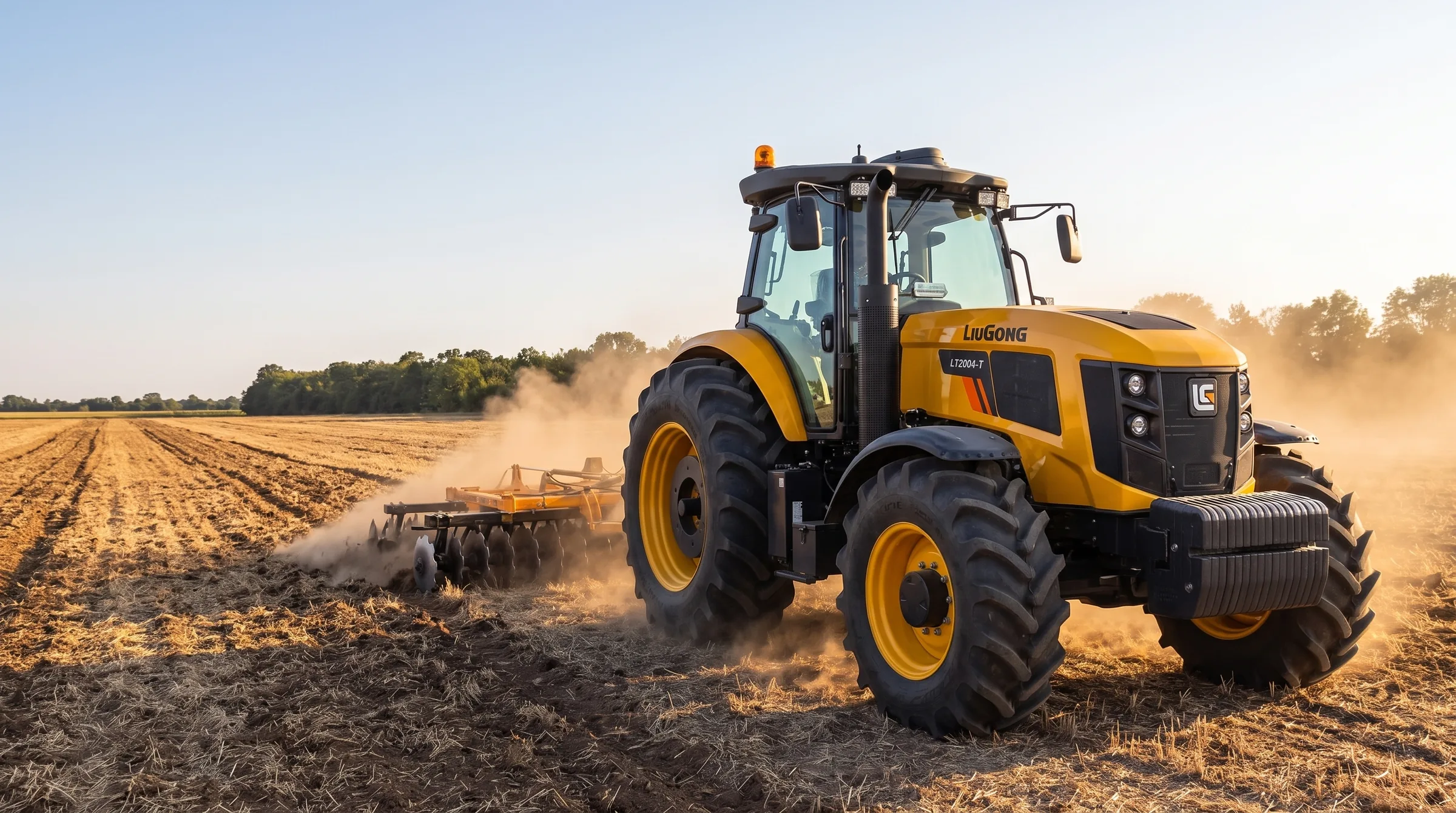 Tractor agrícola LiuGong LT2004-T trabajando un campo con una rastra de discos