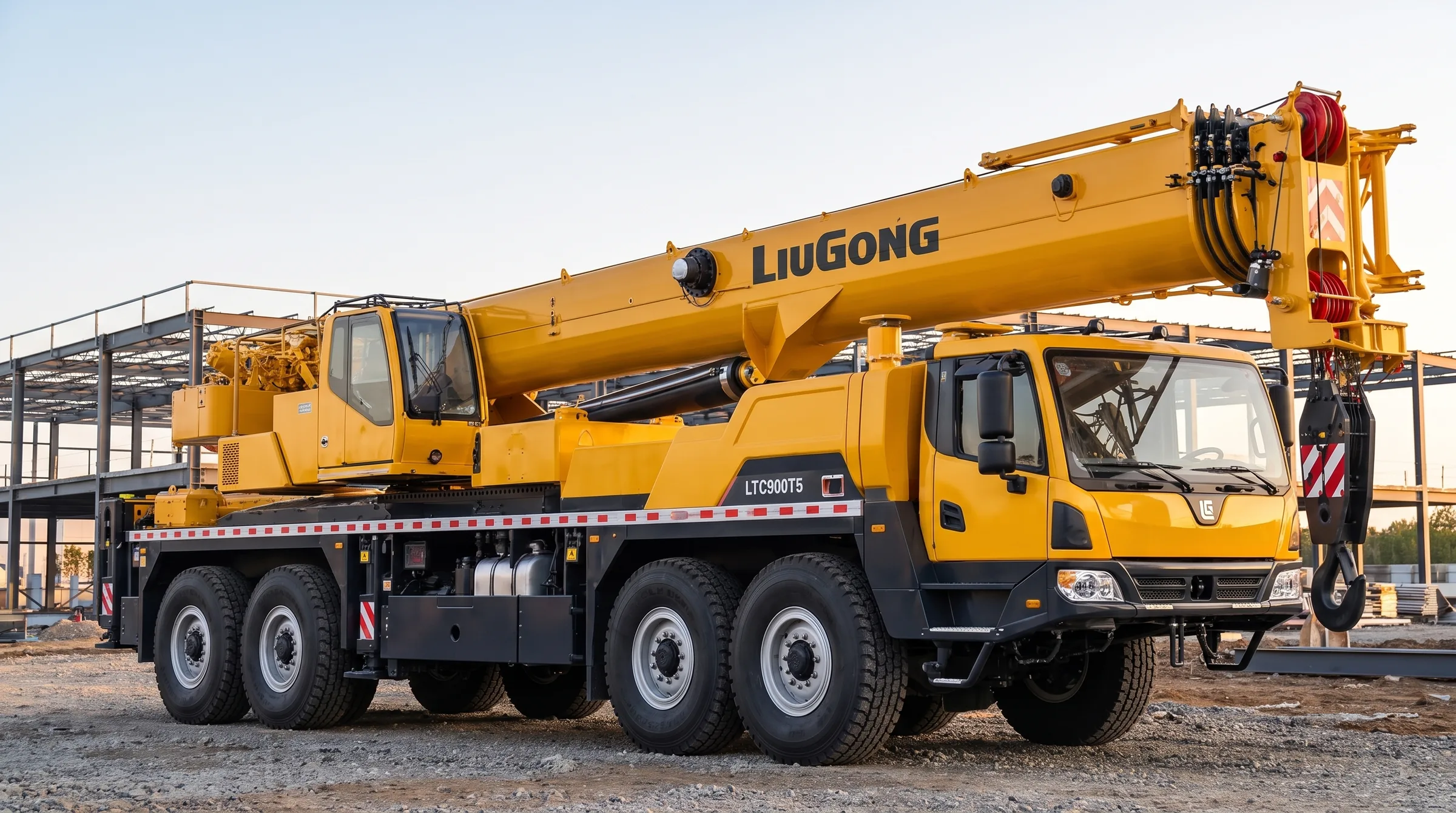 Caminhão guindaste LiuGong LTC900T5 com a lança erguida em um canteiro de obras