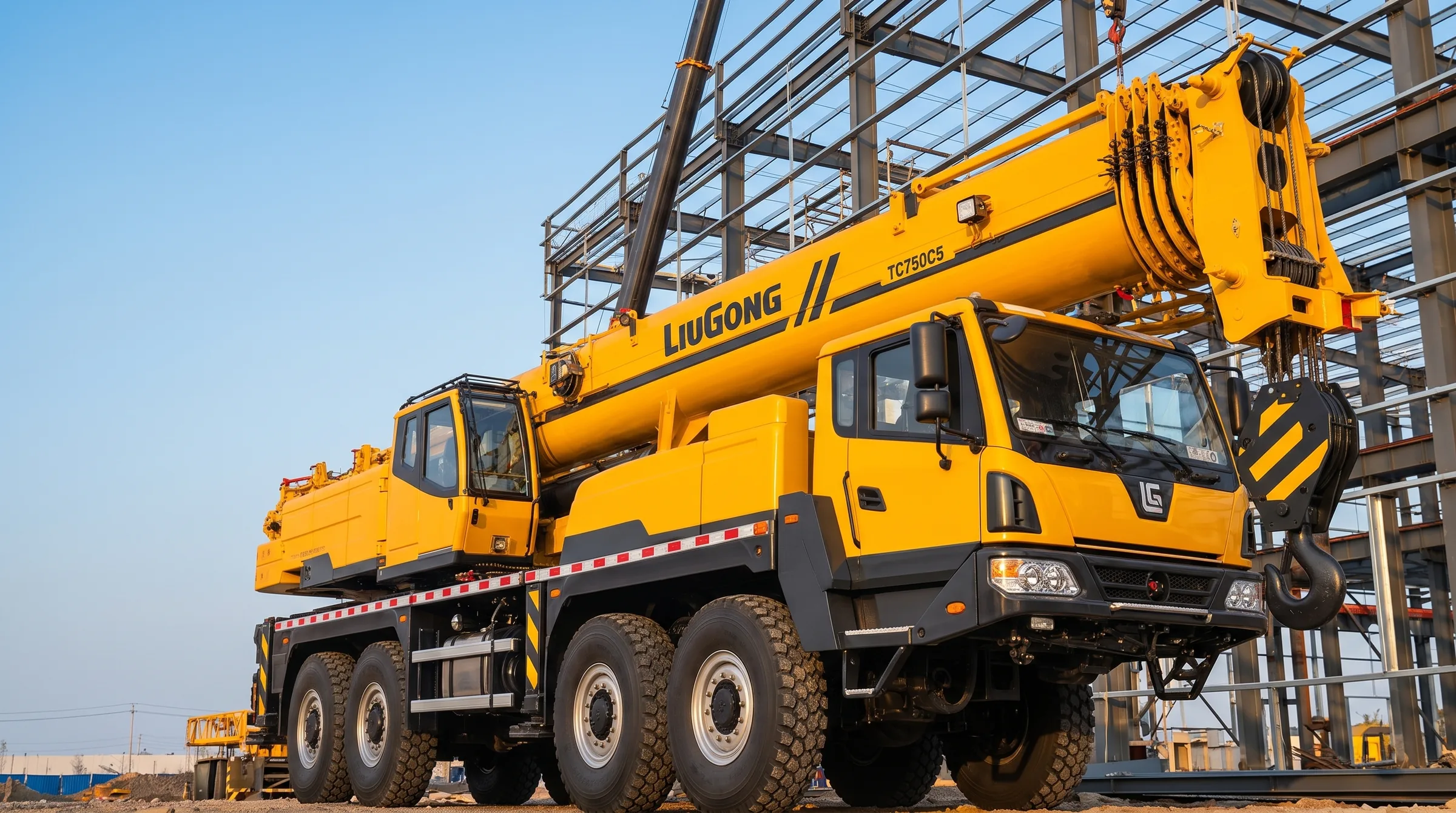 Camión grúa LiuGong TC750C5 con la pluma levantada en una obra en construcción