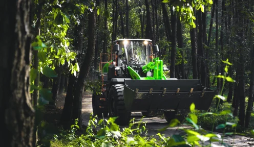 Pá carregadeira verde da LiuGong em operação florestal