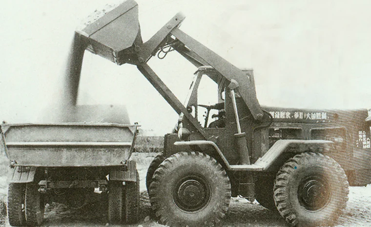 A carregadeira LiuGong Z435 carregando um caminhão, em 1966