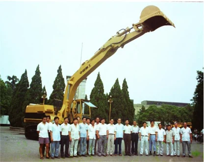 A primeira escavadeira da LiuGong, com a equipe da fábrica