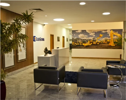 Recepção da LiuGong no Brasil, com o painel das máquinas ao fundo