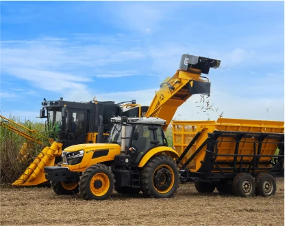 Uma máquina LiuGong carregando um reboque, em operação agrícola